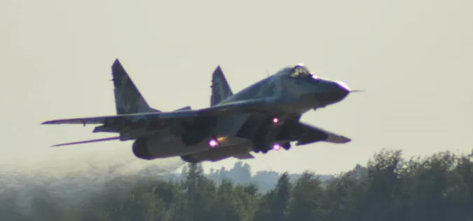Складний пілотаж і повітряні бої: у небі Волині тренувалися винищувачі (фото)