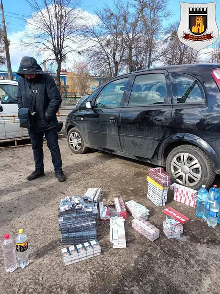 У Луцьку муніципали вилучили майже сто літрів сурогатного алкоголю (фото)