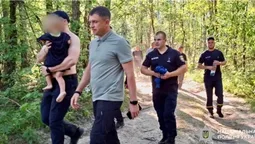 На Житомирщині всю ніч шукали 2-річного малюка: дитину знайшли в лісі (фото)