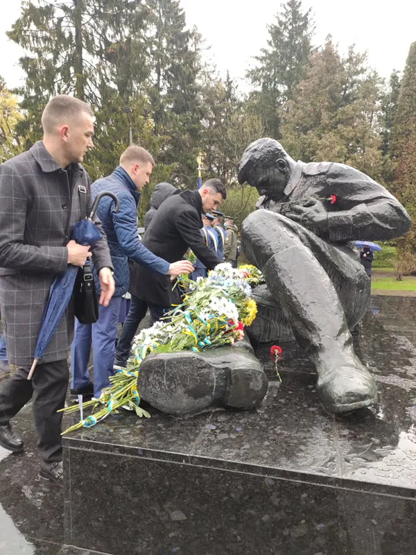 У Луцьку поклали квіти до пам'ятника невідомому солдату (фото)