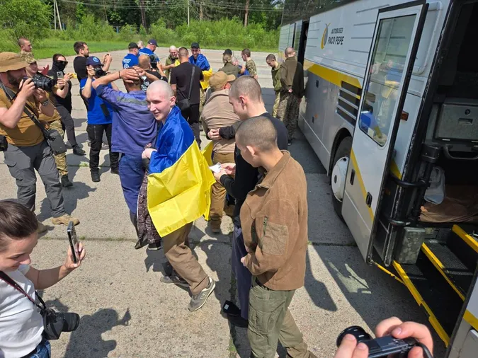 Обмін розпочався: в Україну повернули полонених віком до 25 років (фото)