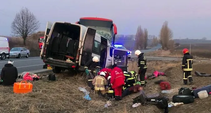 Семеро загиблих: бус, який віз біженців з Дніпра, потрапив у ДТП на Хмельниччині (фото)