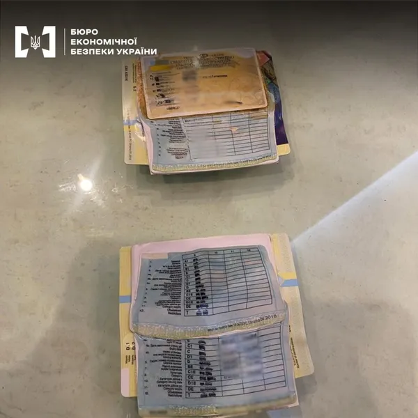 По 400 доларів за штуку: на Волині накрили схему продажу фальшивих водійських посвідчень (фото)