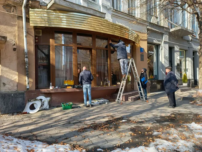 Знайти буде важче: демонтували вивіску скандальної луцької «Юнони» (фото)