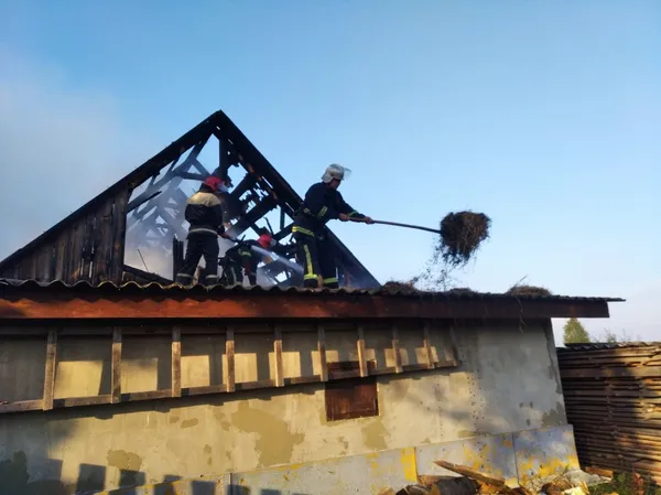 Через дитячі пустощі у Камінь-Каширському районі згоріло сіно, зерно та господарська споруда (ФОТО)