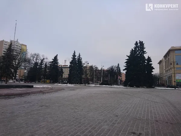 Свято закінчилося: із луцьких ялинок знімають прикраси (фото)