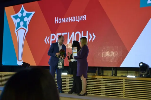 Голова правління ПАТ «ТЕРЕМНО ХЛІБ» Андрій Тищенко отримує нагороду