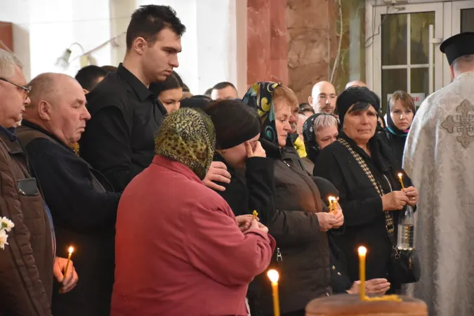 Навіки додому: Луцьк попрощався з двома мужніми воїнами – Анатолієм Андрусиком та Богданом Новосадом