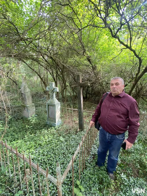 Загублений у хащах: на Волині ліс поглинає 300-річний католицький цвинтар (фото)