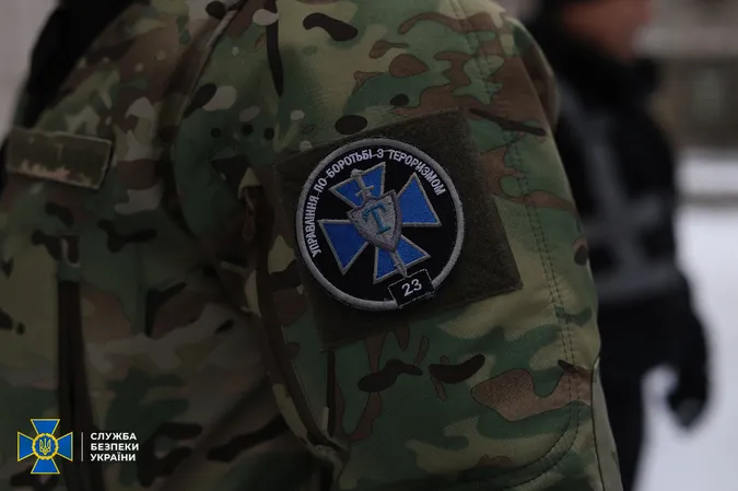 В урядовому кварталі Києва СБУ шукає диверсантів і заборонені предмети (фото)