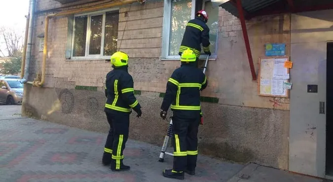 У Луцьку рятувальники виявили мертвого чоловіка у зачиненій квартирі (відео)