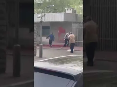 В москві помстилися за свого посла, обливши посольство Польщі червоною фарбою