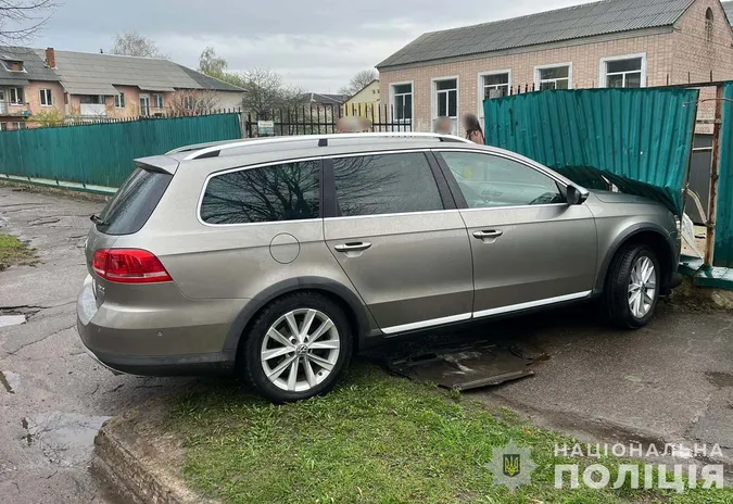 У Нововолинську авто збило жінку на тротуарі біля ліцею (фото)