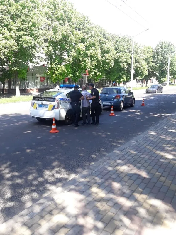 У Луцьку буйний пішохід кидався під колеса автівок