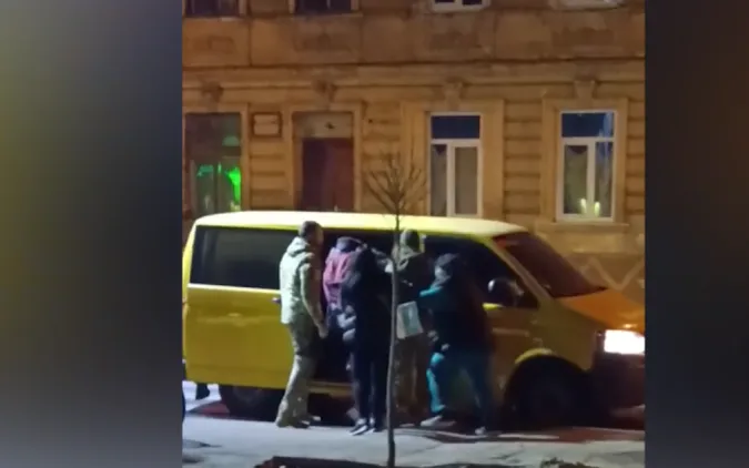 Жорстка мобілізація у Львові: військкоми силою запихнули чоловіка в бус, попри обурення очевидців