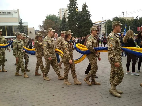 У Луцьку розгорнули рекордний синьо-жовтий стяг (фото)