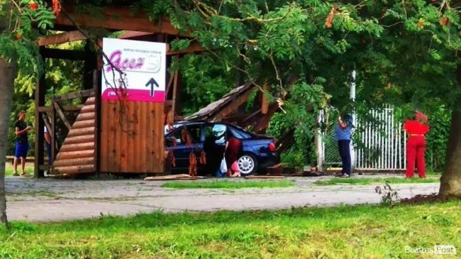 У Луцьку автомобіль влетів у ворота «Адреналін Сіті» (фото)