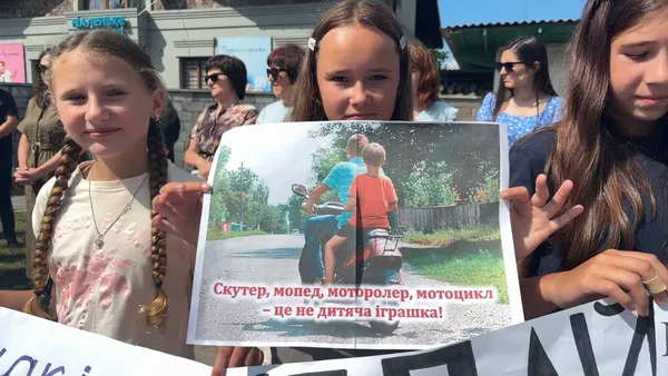«Батьки, обирайте відповідальність»: у Шацьку закликали не садити дітей на мотоцикли (фото, відео)