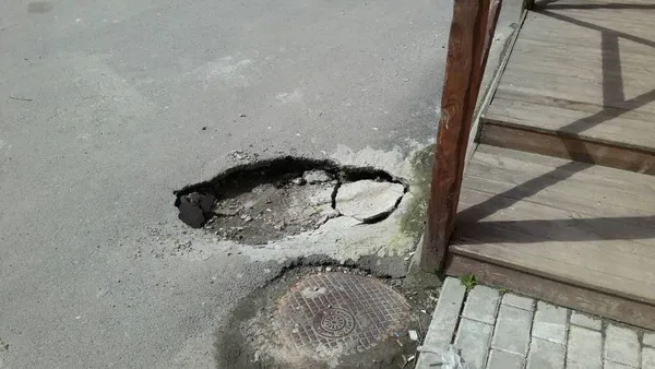 На центральній вулиці Луцька провалюється асфальт (фото)