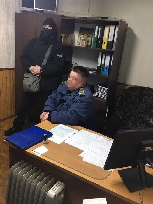 СБУ показала фото із затримання волинських митників на хабарі