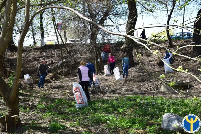 Працівники волинської служби зайнятості вийшли на толоку (фото)