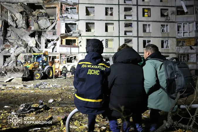 Росіяни вдарили по багатоповерхівці у Харкові – є жертви (фото)