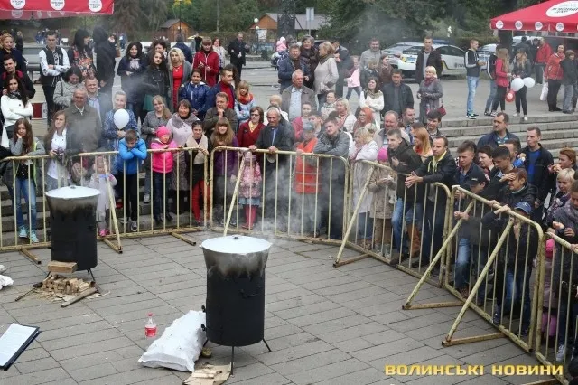 На луцькому «Фестивалі національної кухні» смакували борщ та вареники (фото)