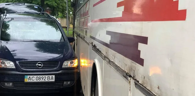 У Нововолинську не поділили дорогу автобус і легковик (фото, відео)