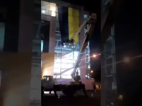 На фасаді «Променя» встановили велетенський прапор України (фото, відео)