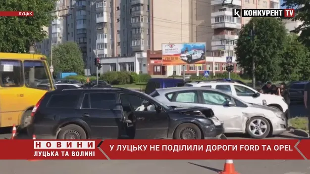 У Луцьку не поділили дорогу два автомобілі (відео)