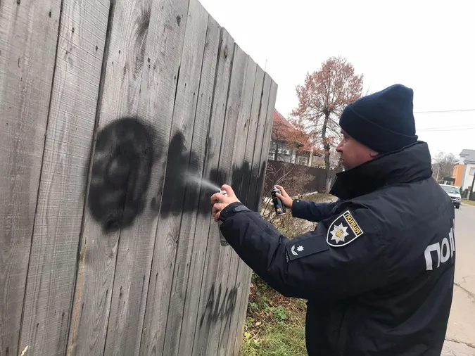 Ковельські поліцейські замальовували «наркотичні» графіті (фото)