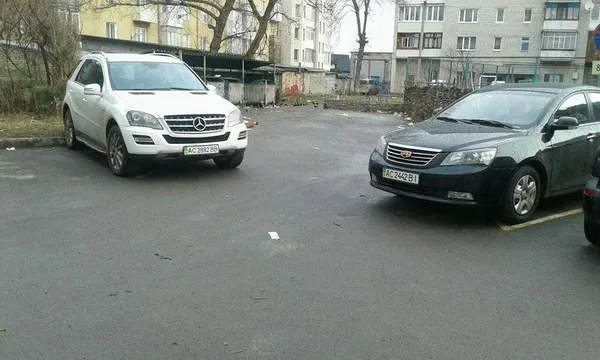 У Луцьку два «автоандони» загородили проїзд сміттєвозу (фото)