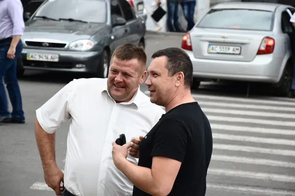 ...директор «Волиньторфу» Іван Киричик зупинився побалакати  з товаришем...