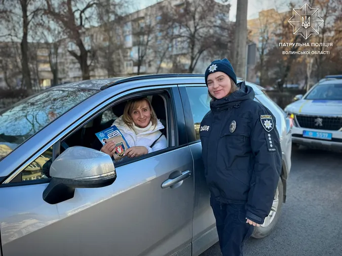 У Луцьку патрульні за дотримання ПДР дарували подарунки водіям і пішоходам (фото)