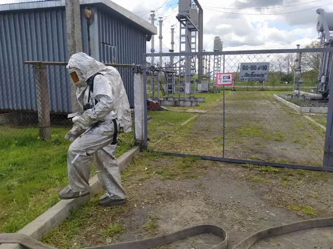 «Горів» трансформатор: волинські вогнеборці «гасили» пожежу на електропідстанції (фото)