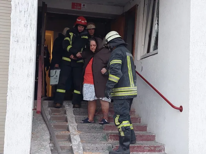 У Києві збита ракета впала на багатоповерхівку: загинула людина (фото, відео)
