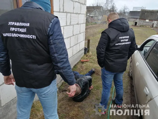 Волинянин, підозрюваний у наркоторгівлі, під час затримання побив поліцейського (фото)