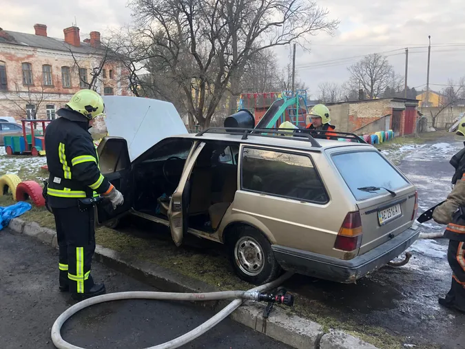 У Володимирі загорівся припаркований на газоні Volkswagen (фото, відео)