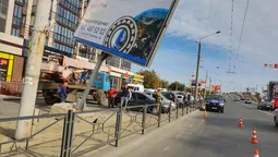 У Луцьку фура в'їхала в білборд: може впасти (фото)