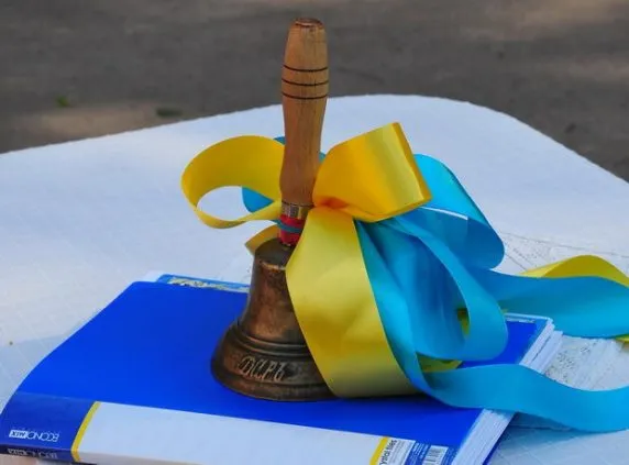Шкільні лінійки без влади й духовенства: варто чи ні
