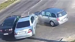 Показали момент жахливого зіткнення трьох авто на Львівській у Луцьку (відео)