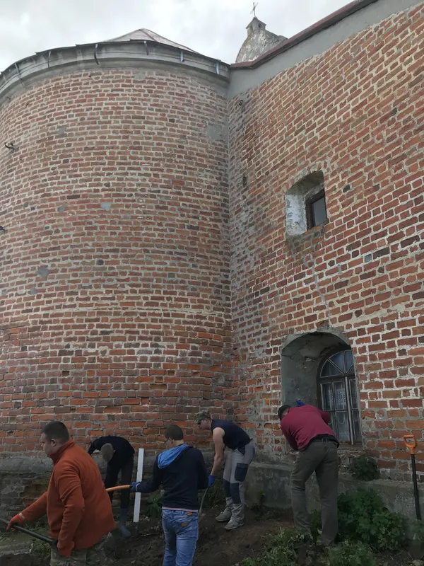 Волинські археологи виявили затоплені підземелля під костелом у Любомлі (фото)