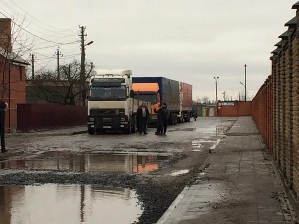 Неподалік стояли і вантажівки