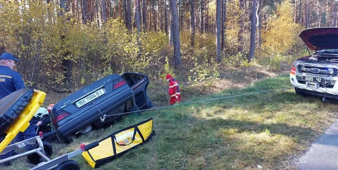 Людей затисло у авто: на Волині Mercedes злетів у кювет (фото, відео)