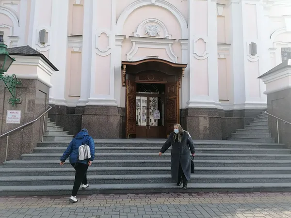 Свічки, молитва й соціальна дистанція: як у луцькому соборі святкують Благовіщення (фото)