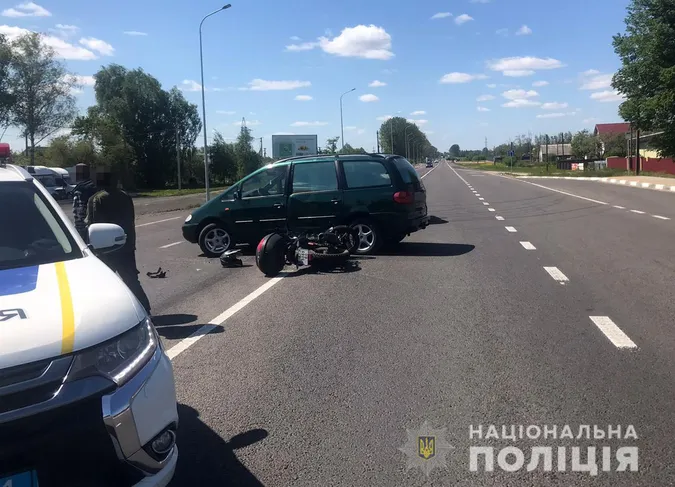 Двоє постраждалих: у Колодяжному мотоцикл протаранив мінівен (фото, відео)