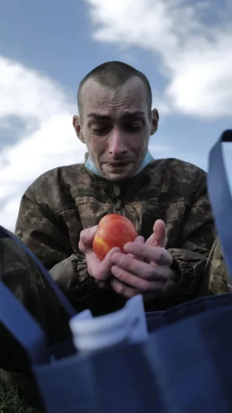 Щем і сльози: у мережі показали зворушливі кадри з обміну полонених (фото)