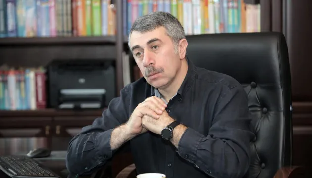 «Закрити школи та інститути – це страшна помилка», – лікар Комаровський