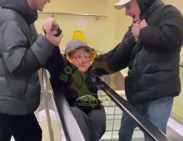 У луцькому ЦУМі дитина застрягла між двома ескалаторами (відео)