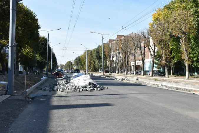 «Працюйте понаднормово!»: Поліщук наказав прискорити реконструкцію центрального проспекту Луцька (фото)